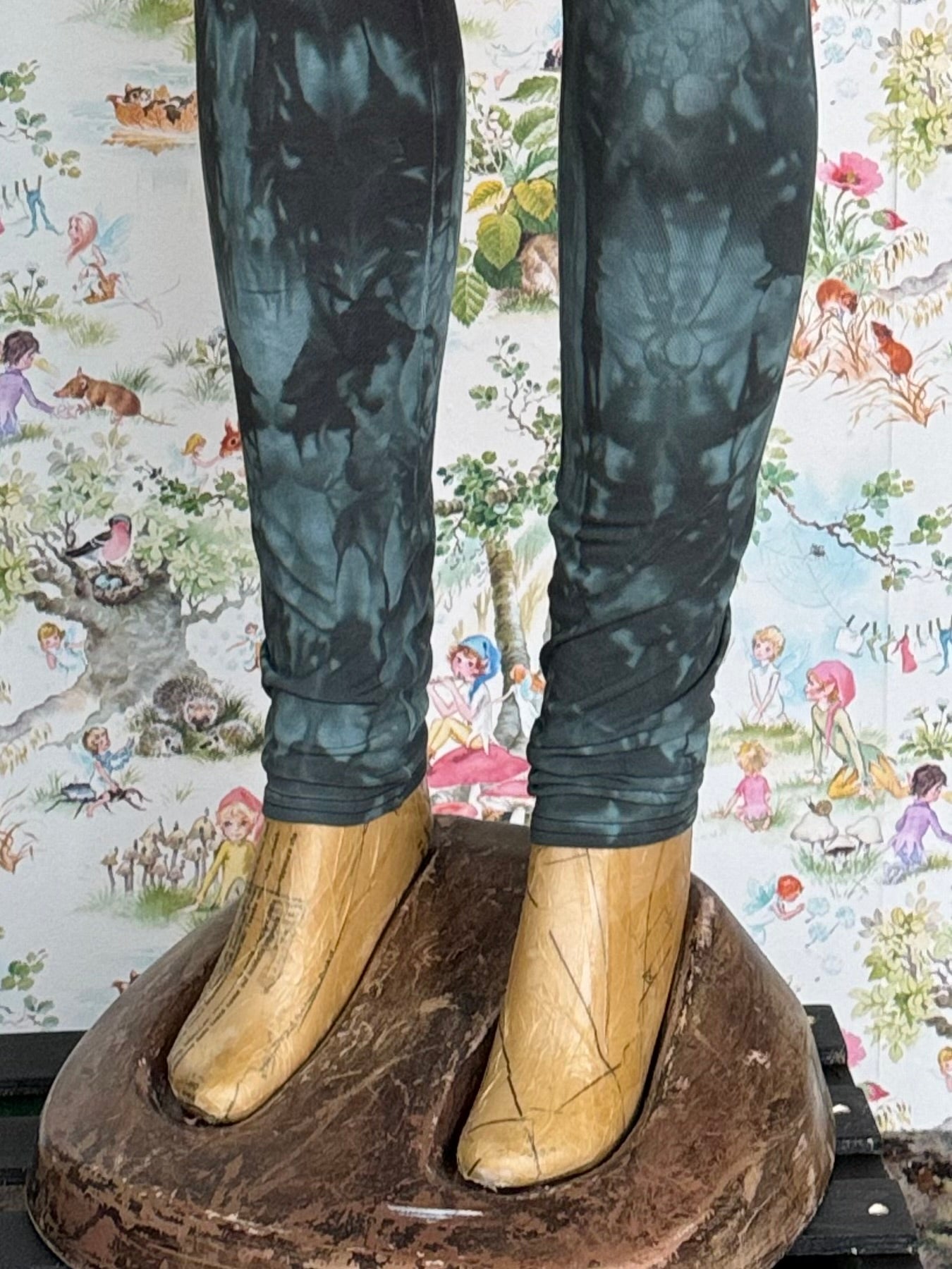 Katipō Cavern Pixie Leggings